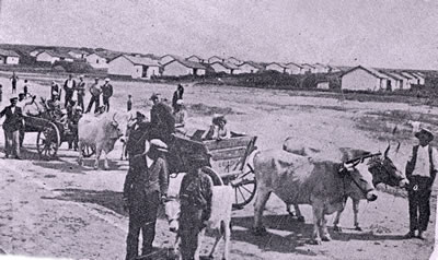 <p><strong>4.</strong> Tekirdağ’da yeni kurulan bir köy ve göçmenler, 1930’ların sonu<br />(Kaynak:  Tekirdağ Valiliği, 1938, s.48)</p>