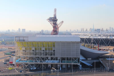 4. Zaha Hadid’in tasarladığı kapalı olimpik havuzun Olimpiyat süresince dolan ama bir daha gerekmeyeceği belirlenen ek seyirci bölümleri “sersemce” sökülüyor, gelecek Olimpiyatların yapılacağı Brezilya’ya doğru gitmeye hazırlanıyor. Bizi söküm şantiyesine sokmayan, ama resim çekmemize izin veren Somalili işçi-bekçi: “Sizin Başbakan çok akıllı, bunları da düşünmüştür mutlaka. Bence Olimpiyatlar kesinlikle sizdedir!” diye yorum yaptı! İnşallah.