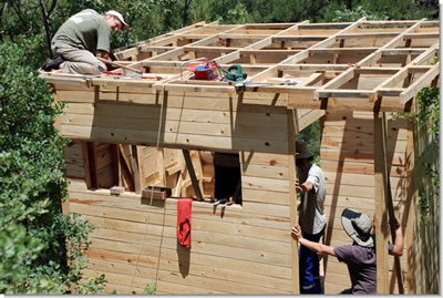 <p><strong>4.</strong> Marmariç’te bulunan ahşap bungalovların inşası  sırasında çekilmiş bir fotoğraf <br />Kaynak: www.marmaric.org