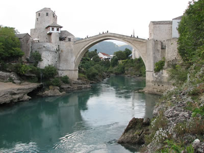 <p><strong>4.</strong> Rekonstrüksiyonu tamamlanarak UNESCO Dünya Mirası Listesi’ne  kaydedilen Mostar Köprüsü<br />  (Fotoğraf:  Z. Eres)</p>