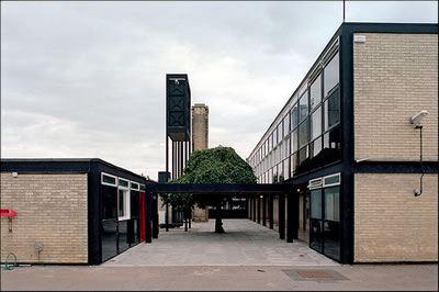 <p><strong>4.</strong> Hunstanton Okulu  (1954, Norfolk, İngiltere), Allison ve Peter Smithson<br />  Kaynak:  www.voicesofeastanglia.com/2011/08/the-rise-and-fall-of-brutalist-architecture.html  [Erişim:10.04.2015]</p>