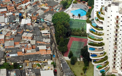 <p><strong>4. </strong>Paraisópolis Favelalarının yanı başındaki Morumbi  bölgesindeki lüks konutlar, São Paulo, Brezilya, 2008.</p>