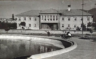 <p><strong>Resim  4.</strong> Erzurum Halkevi binasının  1950 lerden sonraya ait bir görüntüsü<br />  Kaynak: İbrahim Ata Seval  arşivi</p>