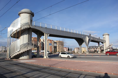 <p><strong>4a. </strong>Kesintisiz taşıt trafiğine konu olan yol  üzerindeki bazı üst geçitler: (üstten alta) Bosna Hersek, Japon Parkı, MTA, MEDAŞ</p>