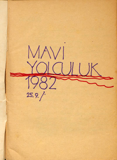 <p><strong>4a.</strong> 1982 Mavi Yolculuk defterinden sayfalar. Herkesin katkıda  bulunabileceği ortak yolculuk defterlerine notlar ve çizimler işlenmektedir.<br />   Kaynak:  SALT Araştırma, Cengiz Bektaş Arşivi.</p>