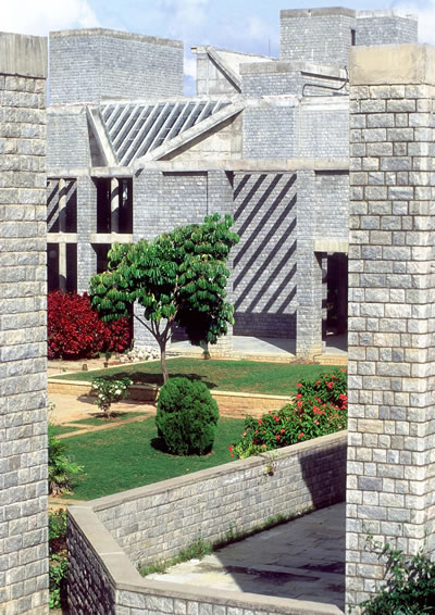 <p><strong>4b.</strong> Indian Institute of  Management, 1977–1992 (Aşamalı olarak), Bangalore, Hindistan</p>