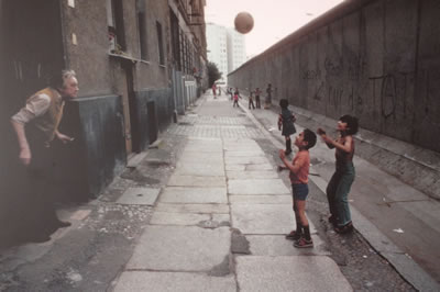 <p><strong>5.</strong> Duvarın gölgesinde göçmen mahalleleri <br />   Kaynak: Berlin Duvarı  Dokümantasyon Merkezi (Fotoğraf: Jürgen Müller-Schneck)</p>