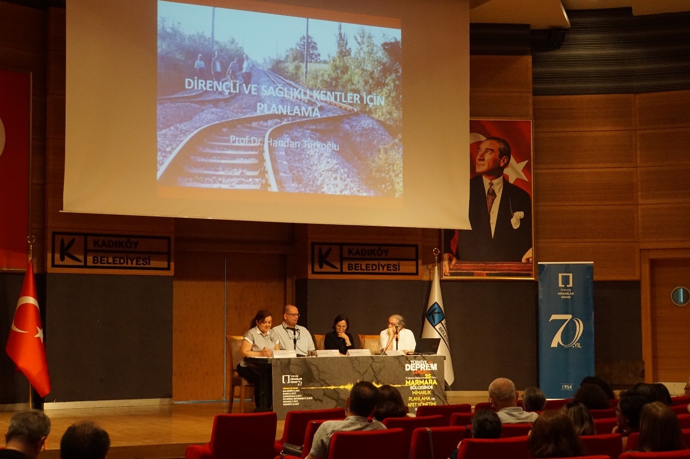 <b>5.</b> III. oturumun moderatör ve konuşmacıları (soldan sağa); Prof. Dr. Tülin Vural Arslan, Doç. Dr. Ali Tolga Özden, Prof. Dr. Eser Çaktı, Prof. Dr. Handan Türkoğlu