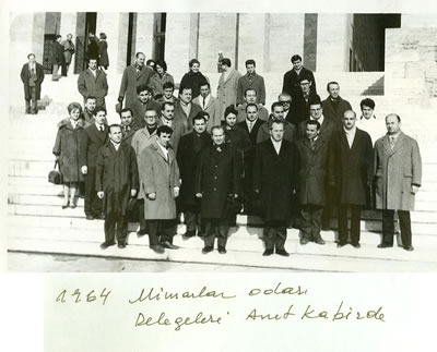 <p>1964 Mimarlar Odası  delegeleri Anıtkabir’de</p>