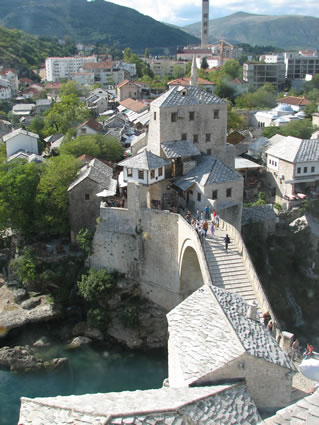 <p><strong>5.</strong> Mostar Köprüsü ve içinde bulunduğu çevre<br />  (Fotoğraf:  Z. Eres)</p>