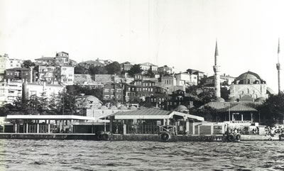 <p>Üsküdar İskelesi, denizden görünüş<br />Kaynak: Prof. Orhan  Şahinler Arşivi</p>