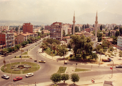 <p><strong> 5.</strong> Delikliçınar Meydanı,  1985<br />Kaynak: Stüdyo Cengiz</p>