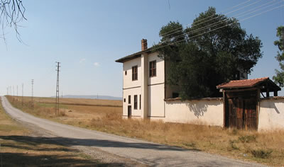 <p><strong>5.</strong> Çiftlik  Evi (Konak) ve Birinci Avlu Girişi<br />  Fotoğraf: Ömer İskender  Tuluk</p>