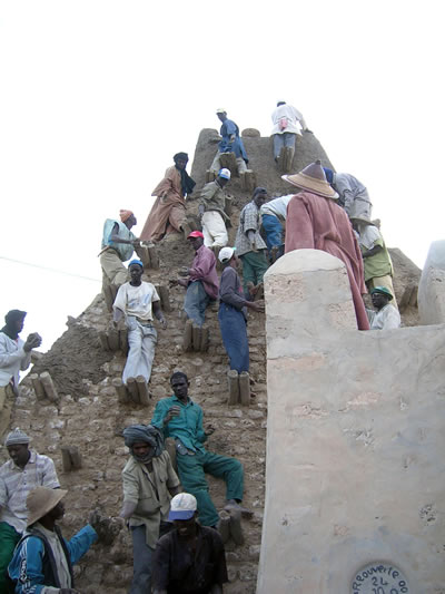 <p><strong>5.</strong> Tehlike Listesi’nde kalması onaylanan Mali’nin Timbuktu  miras alanında korunan geleneksel inşa teknikleri, 1 Şubat 2005<br />Kaynak:  UNESCO / Francesco Bandarin</p>