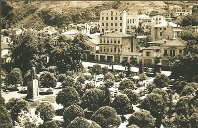 <p><strong>5.</strong> 1950 lerde Trabzon Meydan Parkı. Zorlu,  Tülay; Faiz, Serap, 2013, “Değişen Yaşam Biçiminin Konutun İç Mekân  Örgütlenmesine Yansımaları: 1950-1980 Dönemi Trabzon Apartmanları”, <strong>Mimarlık</strong>, sayı:374.<br />  Kaynak: Bölükbaşı, A.,  2006, <strong>Anılarda Trabzon</strong>, Cilt:1,  Serander Yayınları, Trabzon, s.170.</p>