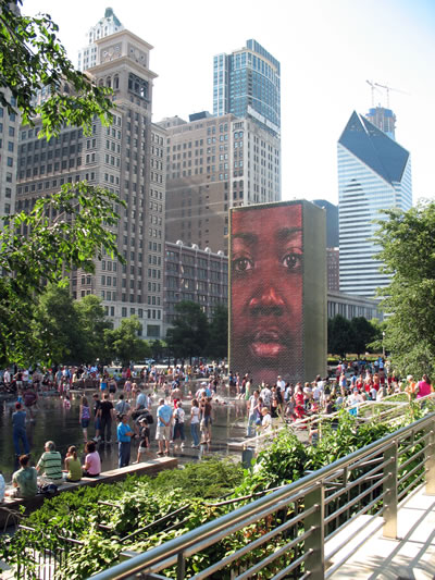 <p><strong>5. </strong>Millennium Park, Chicago, Illinois Eyaleti.  Terry Guen Design Associates, Inc., Gustafson Guthrie Nichol Ltd., Ed Uhlir,  FAIA ve Christy Webber Landscapes tarafından tasarlandı, 2004 da açılışı  yapıldı. <br />   Fotoğraf: Taner R. Özdil </p>