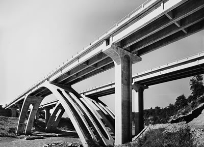   <strong>5. </strong>Autostrada del Sole  üzerinde, Floransa ve Roma arasındaki Borro Caprenne Viyadüğü, Giorgio  Giannelli,1963</p>