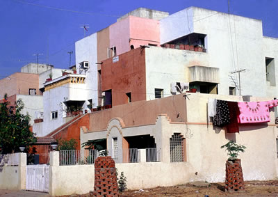 <p><strong>5a. </strong>Life Insurance  Corporation Housing, 1973, Ahmedabad, Hindistan</p>