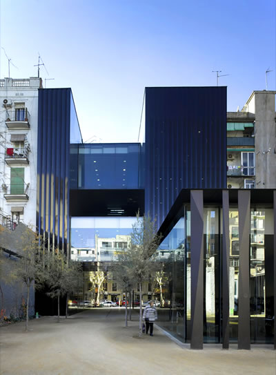 <p><strong>5b.</strong> Sant Antoni – Joan Oliver  Kütüphanesi, Huzurevi ve Cándida Pérez Bahçeleri, 2007, Barcelona, İspanya<br />Fotoğraf: Hisao Suzuki</p>