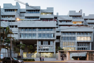 <p><strong>6.</strong> University  Campus UTEC Lima, yapının güney yüzü<br />   Fotoğraf: Iwan Baan</p>