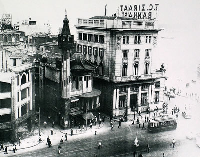 6. Karaköy Meydanı’nda söküldükten sonra aslında yerinde durabileceği anlaşılan Küçük Merzifonlu Mescidi, taşınırken kaybolmuştur. (Kaynak: Gülersoy, Ç., 1999, Cumhuriyetin Devraldığı İstanbul’dan Bugüne, TSKB, İstanbul, s.80.)