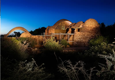 <p><strong>Mapungubwe  Interpretation Centre, Limpopo, Güney Afrika</strong><br /><strong>Mimar:</strong> Peter  Rich Architects, Johannesburg, Güney Afrika<br />(© AKAA / Obie Oberholzer)</p>