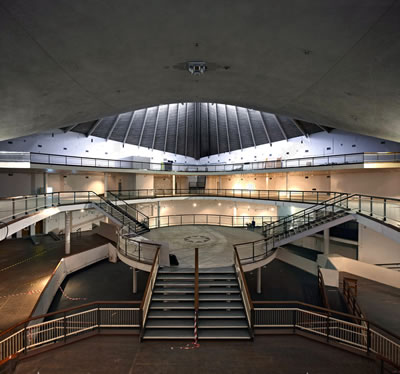 <p><strong>6.</strong> Commonwealth  Institute iç mekân galeriden görünüşler<br />  Kaynak: <strong>The Story of the Design Museum</strong>, Phaidon, 2016.</p>