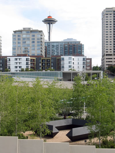 <p><strong>6. </strong>Olympic Sculpture Park, Seattle, Washington  Eyaleti. Tasarım Klemencic Associates ve diğer danışmanlar tarafından yapıldı,  2007 de açıldı. Weiss/Manfredi Architects, Charles Anderson Landscape  Architecture, Magnusson <br />   Fotoğraf: Taner R. Özdil</p>