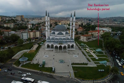 <p><strong>6. </strong>Hergelen Meydanına  yapılan Melike Hatun Camisinin önünü kapatıyor diye yıkılan İller Bankasının  bulunduğu alanda şimdi sadece çim var.</p>