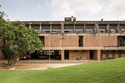 <p><strong>6.</strong> CEPT Üniversitesi, Ahmedabad,  Balkrishna Doshi<br />   Fotoğraf: Randhir  Singh</p>