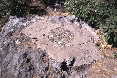 <p><strong>6.</strong> Bedri Rahmi Eyüboğlu için yapılan anıt, 1981.<br />   Kaynak:  SALT Araştırma, Cengiz Bektaş Arşivi.</p>