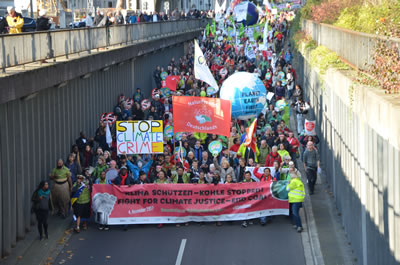 <p><strong>6a. </strong>COP23 ün öncesinde 4 Kasım da organize edilen gösteri<br />   Fotoğraf:  Markus Feger, Düsseldorf</p>