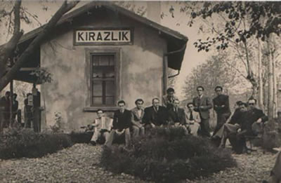 <p><strong>6a. </strong>Kirazlık  İstasyonu, Çarşamba İstasyonu 1950 ler, Ulaş Durağı 1960 lar<br />Kaynak: http://wowturkey.com/forum/viewtopic.php?t=155041&start=20 [Erişim: 20.06.2020] http://wowturkey.com/forum/viewtopic.php?t=50758&start=45,> [Erişim: 15.06.2020] https://www.facebook.com/Saatci-AVN%C4%B0-USTA-225062874544602/photos/908317982885751 [Erişim: 13.01.2020]