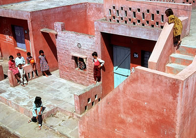 <p><strong>6b.</strong> Aranya Low Cost  Housing, 1989, Indore, Hindistan</p>