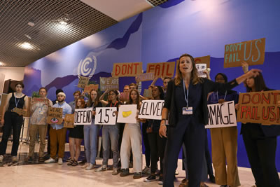 <p><strong>6b. </strong>Organizasyona yönelik pankartlardan<br />Kaynak: https://climatechampions.unfccc.int/together-for-implementation-a-cop27-message-from-the-champions/ [Erişim: 10.01.2023]