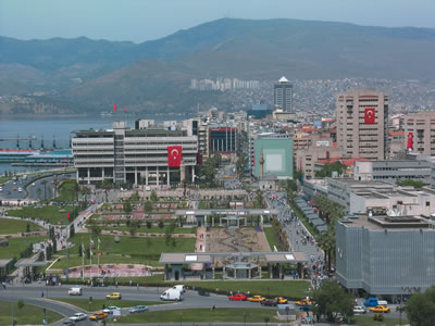 <p><strong>7. </strong>Konak Meydanı ve Çevre  Düzenlemesi<br /> 	Fotoğraf: Mehmet Yasa </p>