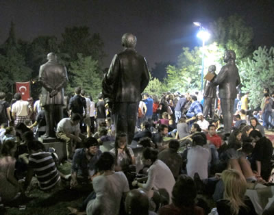 Abbasağa Parkı’ndaki forumlar sırasında küçük grupların paylaşımları ve temasları da bir yandan devam ediyor. 