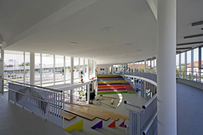 <p><strong>7.</strong> Fon ve aydınlık dokunuşlar,  "Segrt Hlapic Kindergarten"<br />Kaynak: ad009cdnb.archdaily.net/wp-content/uploads/2010/09/1283353704-segrt-hlapic-kindergarten-5.jpg [Erişim: 05.09.2014]