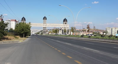 <p><strong>7. </strong>Ankara’da Eskişehir  Yolu üzerinde kapı<br />  Fotoğraf: Ali Uzay Peker</p>