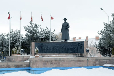 <p><strong>Resim  7.</strong> Atatürk Heykeli ve  Erzurum Kongresi Anıtı<br />  Kaynak: Yazarın kişisel  arşivi</p>