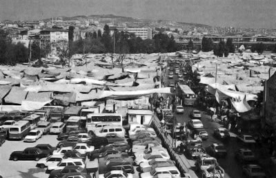 <p><strong>7. </strong>2008 yılında taşınan  Salı Pazarı (Fotoğraf: Banu Kutun).<br />  Kaynak: <strong>İstanbul Ansiklopedisi</strong>, 1993.</p>