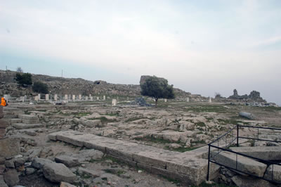 <p><strong>Resim  7.</strong> Athena  Tapınağı ve Kutsal Alanının, bir numaralı bakı noktasından günümüzdeki görünümü<br />Fotoğraf: N.  E. Karabağ, Şubat 2016<br />