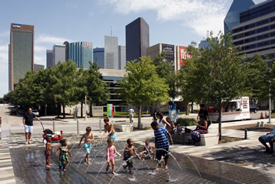 <p><strong>7.</strong> Klyde Warren Park, Dallas, Texas Eyaleti.  Office of James Burnett tarafından tasarlandı, 2012 de açılışı yapıldı. <br />   Fotoğraf: Taner R. Özdil </p>