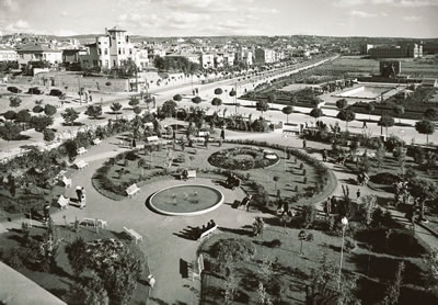 <p><strong>7. </strong>Bir tarafı Kızılay  Bahçesi diğer tarafı Güven Anıtı ile tamamlanan Güvenpark, 1930 lar</p>