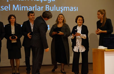 <p><strong>7.</strong> 2014 yılında İstanbul Büyükkent  Şubesinde düzenlenen geleneksel plaket töreninde Afife Batur kızı Ayşe Güngöre  Meslekte 30. Yıl Plaketini takdim ederken<br />   Kaynak: MO İstanbul  Büyükkent Şubesi Arşivi</p>