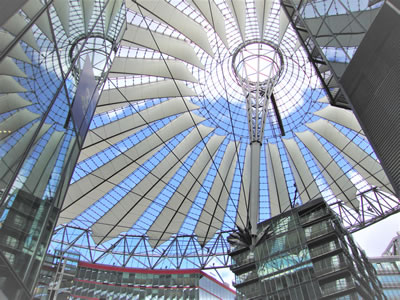 <p><strong>7.</strong> Sony Center binası,  Potsdamer Platz (Mimar: Helmut Jahn) </p>