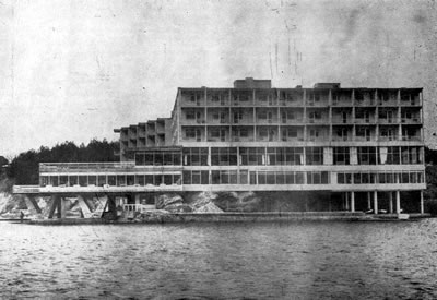 <p><strong>7. </strong>Grand Hotel Bayramoğlu güney-batı cephesi<br /> 	Kaynak: Arkitekt,  1970, ss.62. <br />