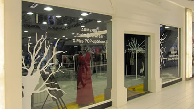 <p><strong>7a. </strong>Beymen Pop-up, İstanbul, 2010.<br />Kaynak: http://1.bp.blogspot.com/_F22m1RzHe9k/TQoreQ09uOI/AAAAAAAACwk/endDlzxze_Y/s1600/IMG_3937.JPG [Erişim: 09.02.2014]