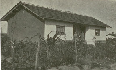 <p><strong>8.</strong> Muratlı Köyü’nde bir göçmen evi, 1930’ların sonu <br />(Kaynak: <strong>6. İzmir Fuarı Trakya Broşürü</strong>, [40])</p>