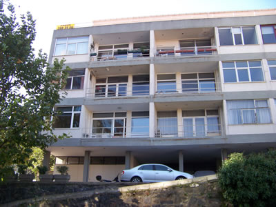 <p><strong>8. </strong>Ar Apartmanı, ön cephe<br />  (Fotoğraf:  A. Ötkünç, 2010)</p>